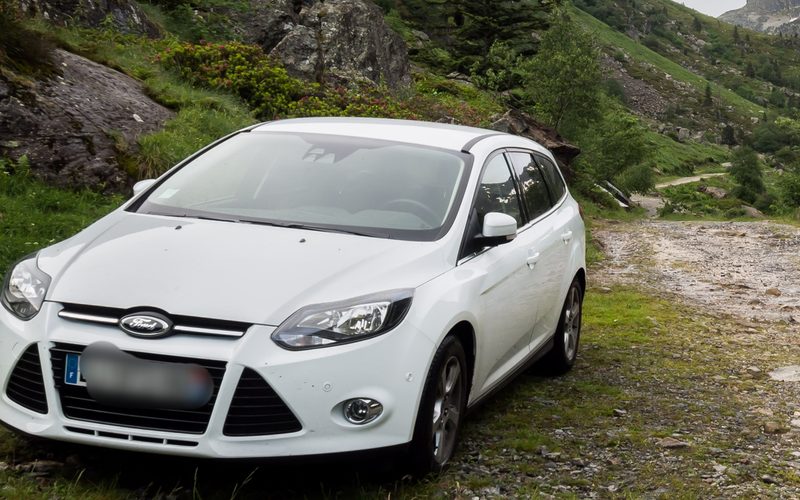 Coche cargado en una grúa después de la compra y el pago