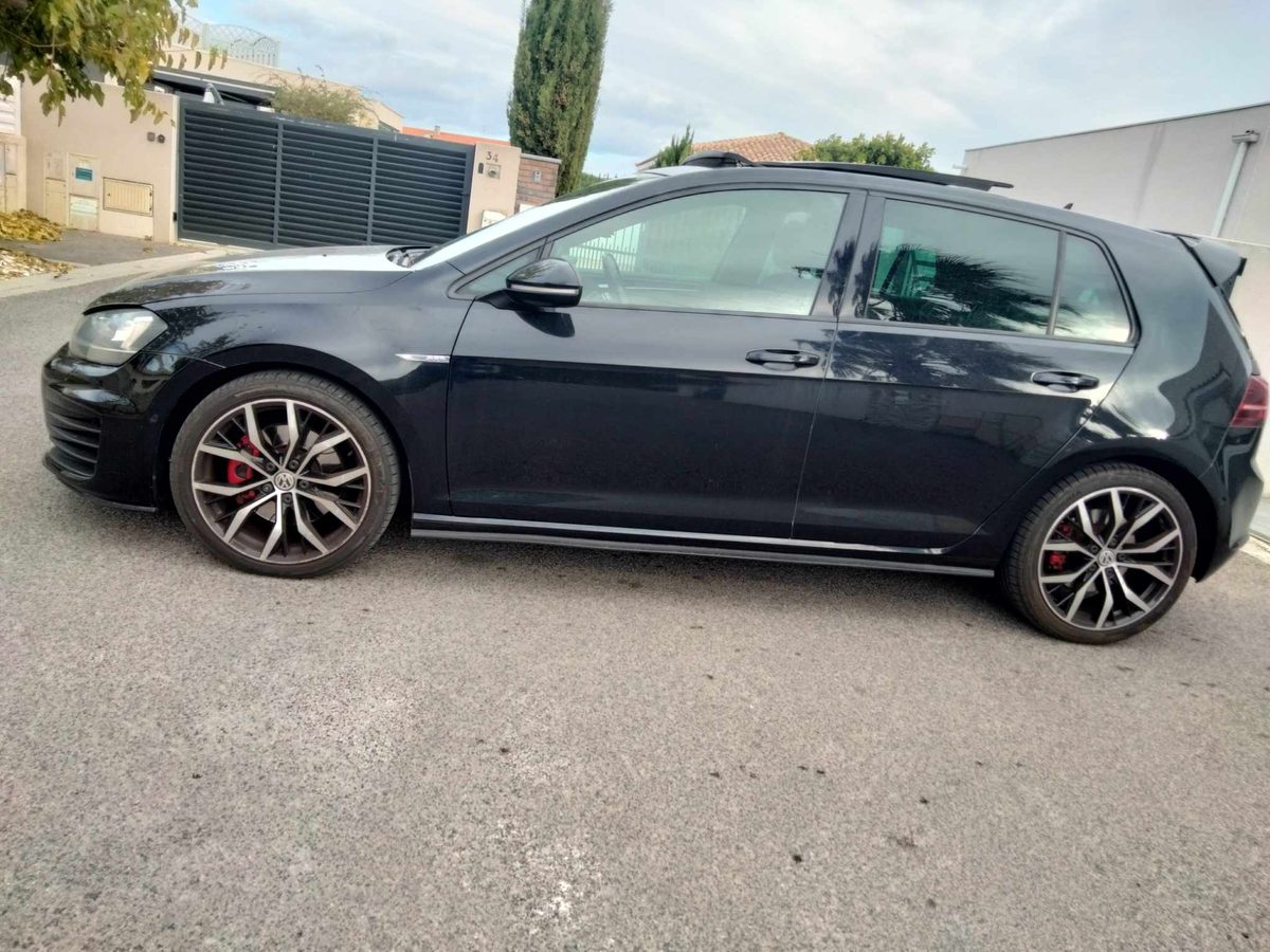 Volkswagen Golf negro