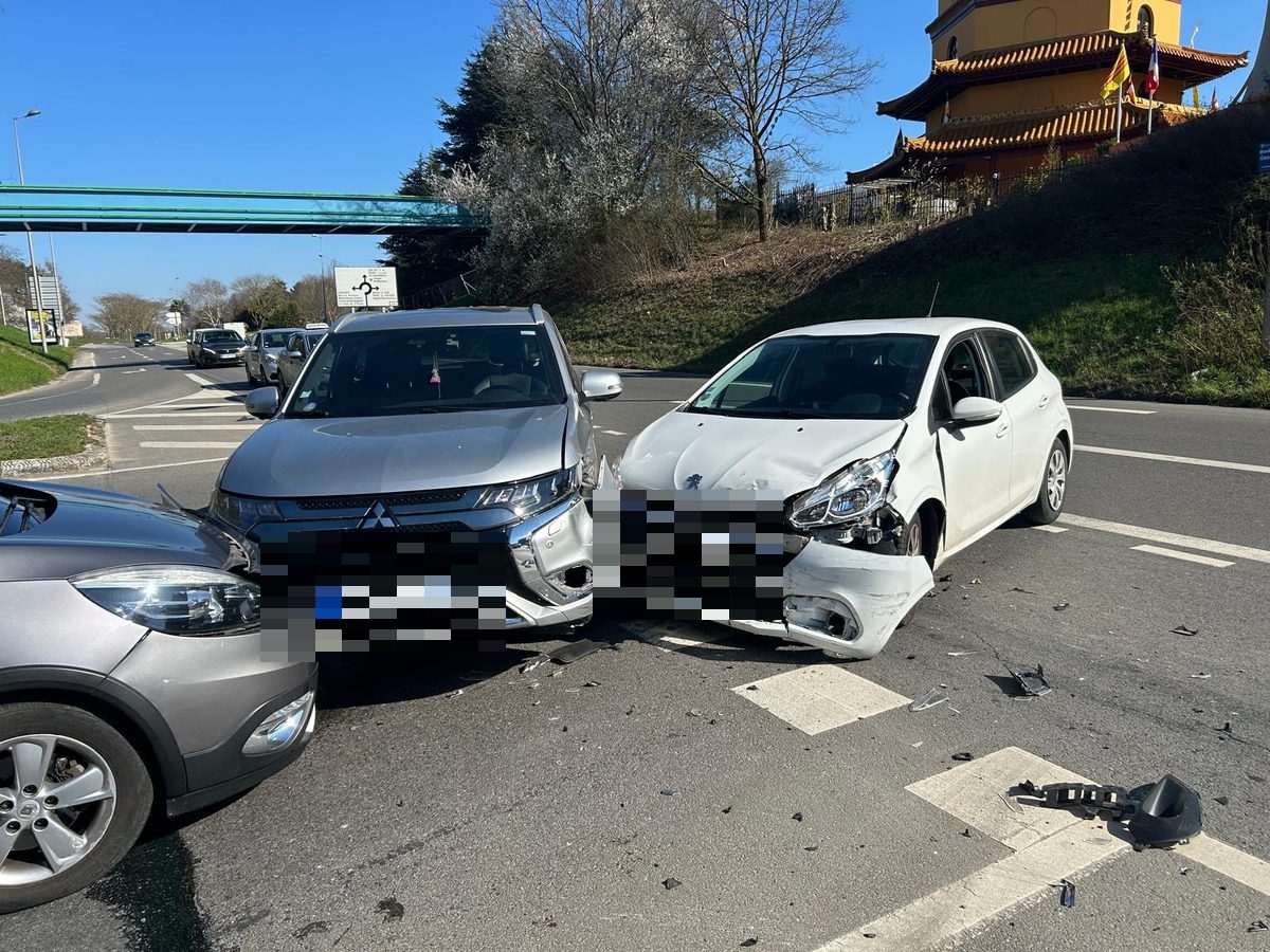 Dos coches tras un accidente